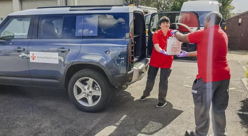 Avant de proposer la vente et les courses d’essai en ligne, Land Rover a prêté des Defender à la Croix-Rouge pour apporter des colis aux personnes nécessiteuses.