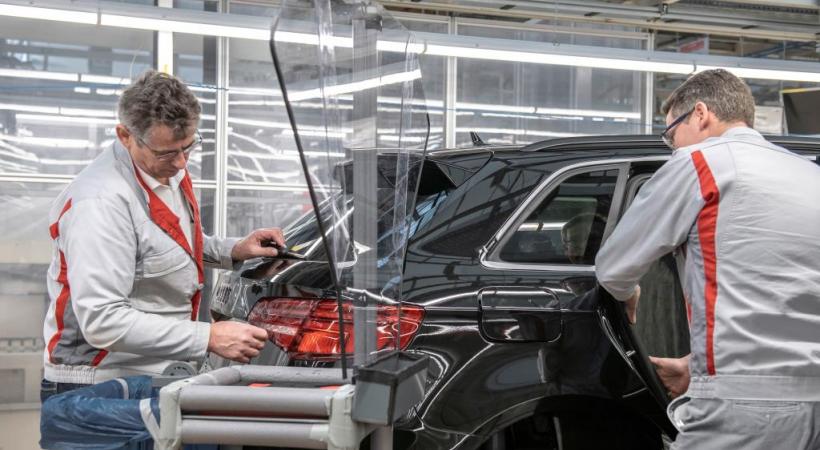 Sur une chaîne de montage d’Audi, des parois en plexiglas séparent les ouvriers. DR