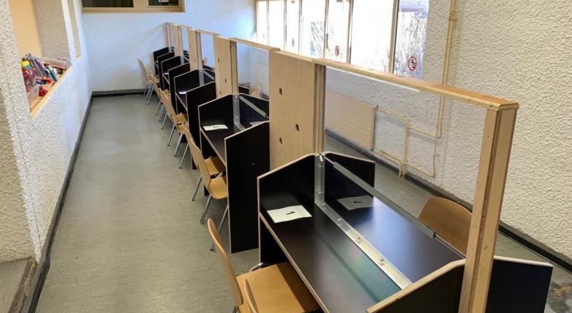 A Champ-Dollon, le parloir pour les visites ordinaires a été réaménagé avec des séparations 
