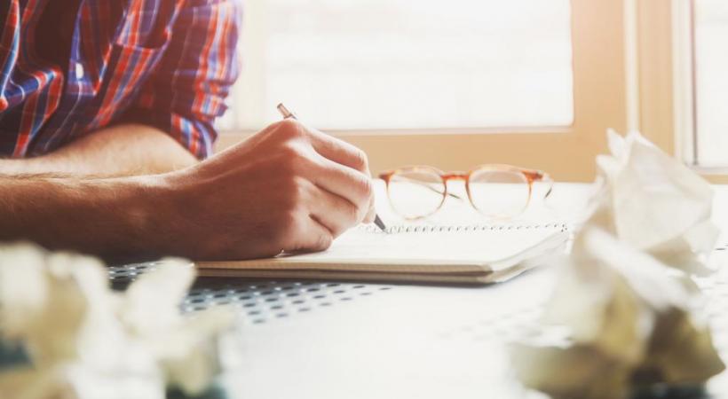 Journaliste genevois, l’auteur est seul à écrire, inspiré par les idées de ses lecteurs. 123RF/IVAN KRUK