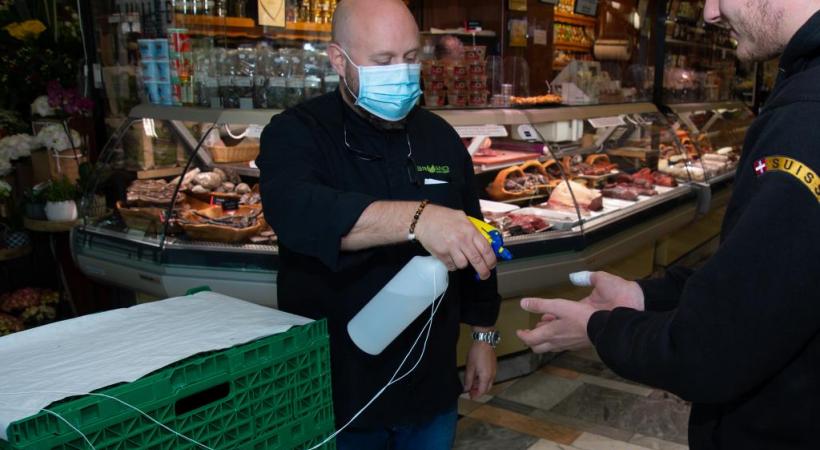 Dominique Ryser, président de l’association de commerçants de la halle (à gauche):  «J’ai pris les choses en main alors que ce n’est pas mon rôle!» STéPHANE CHOLLET