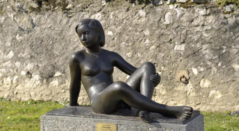L’élégante jeune-fille du parc Cottier, œuvre du sculpteur Jean-Joachim Cornaglia. 