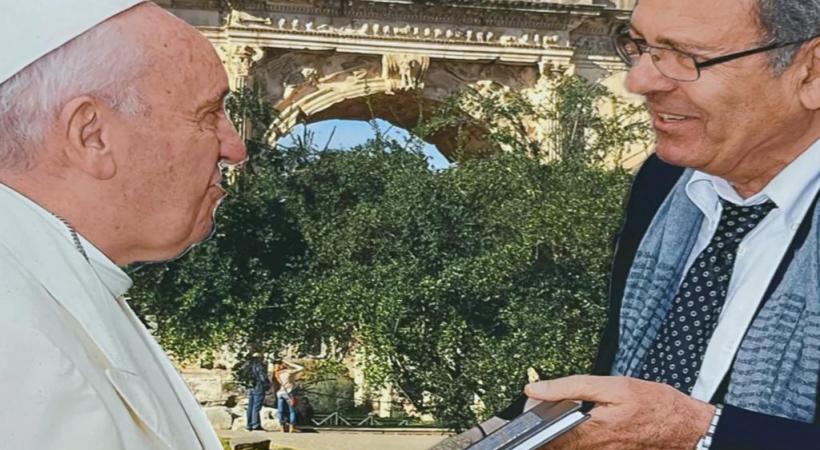 Sylvain-Victor Nahum, co-organisateur de l’Opéra de la paix, et le pape François. DR