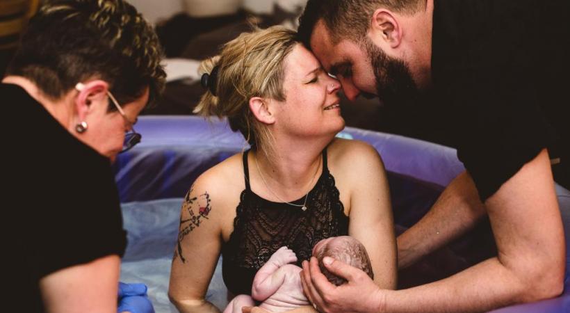 Le quatrième enfant de cette femme et de son compagnon a pointé le bout de son nez chez elle entre les mains expertes de la sage-femme romande Hélène Villars. SOPHIE ROBERT-NICOUD/WWW.SOFY.CH