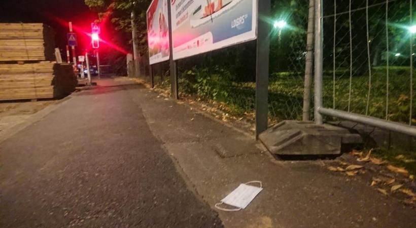 Trop de masques jetés sur la chaussée. MP