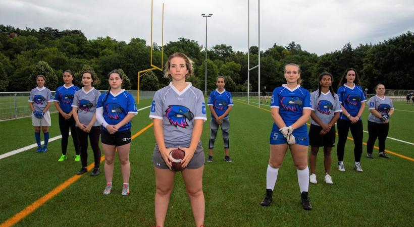Clarisse Guertchakoff (avec le ballon) est capitaine de l’équipe féminine de flag football  des  Geneva Seahawks. STEPHANE CHOLLET