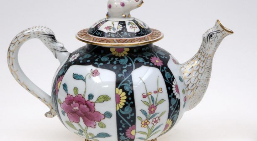 Les traces des premières théières remontent  au début du XVIe siècle en Chine. Ici un modèle  de la Manufacture de Herend en Hongrie (vers 1870).  NICOLAS LIEBER