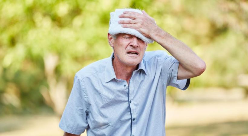 Pour rafraîchir l’organisme, il est conseillé d’appliquer un linge humide sur le front. 123RF/STYLEPHOTOGRAPHS