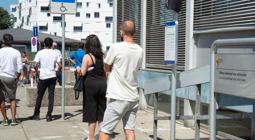 Au Bureau des autos, la longue file d’attente en extérieur est devenue la norme.  En médaillon, Didier Leibzig, directeur de l’Office cantonal des véhicules. DR