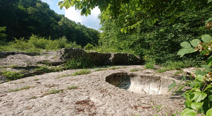  L’eau a creusé des marmites géantes. MP