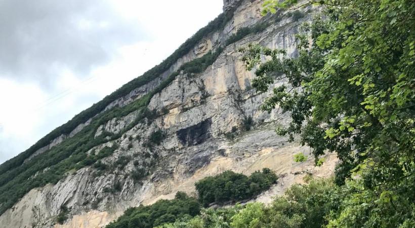 Une des deux taches vue du golf de Bossey, en France voisine. Peu à peu la teinte noire s’estompera pour laisser place à une couleur plus naturelle. FRANCIS HALLER