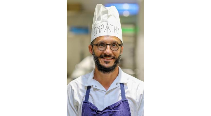 Durant le semi-confinement, 5000 repas gastronomiques gratuits avaient été offerts. En médaillon le chef Walter el Nagar. PETAR MITROVIC
