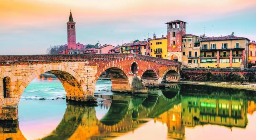 Ponte Pietra, sur l’Adige, le seul pont romain conservé par la cité. 123RF/LUCIANO MORTULA