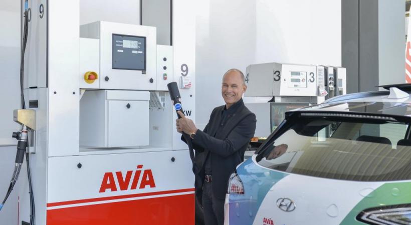 Bertrand Piccard fait le plein d’un camion à hydrogène.
