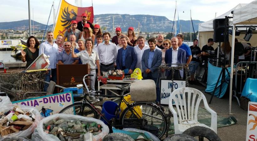 Chaque année, des centaines de bénévoles nettoient le fond du lac. DR