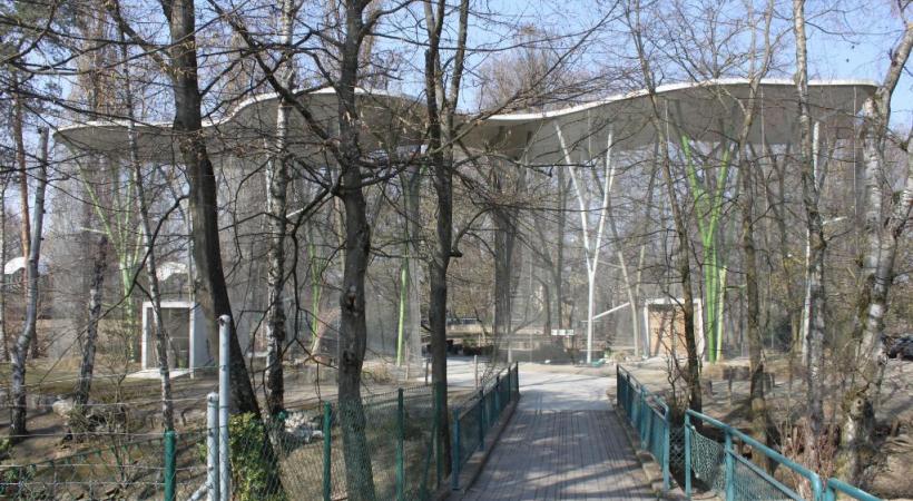 Au Bois-de-la-Bâtie, le décès d’un cervidé (photo en médaillon), choque.  DR Choqué, un lecteur a fait parvenir au journal une photo de la dépouille du pauvre cervidé.  DR 