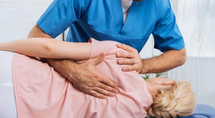 Obtenir une bourse pour suivre une formation de physiothérapeute après 35 ans est désormais possible. Le plafond passe de 16’000 à 40’000 francs maximum par an. 123RF/LIGHTFIELDSTUDIOS