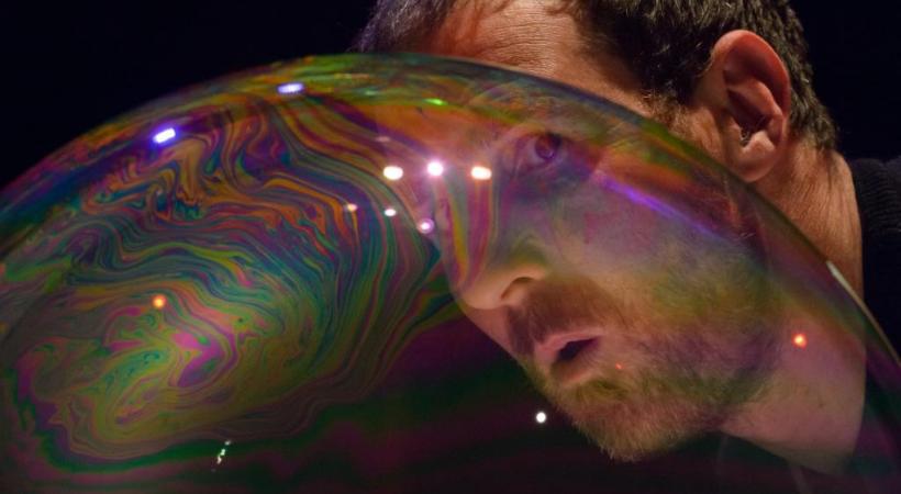 Le temps d’existence limité de chaque bulle et leur inévitable éclatement focalisent le regard du public. BENOIT FACCHI