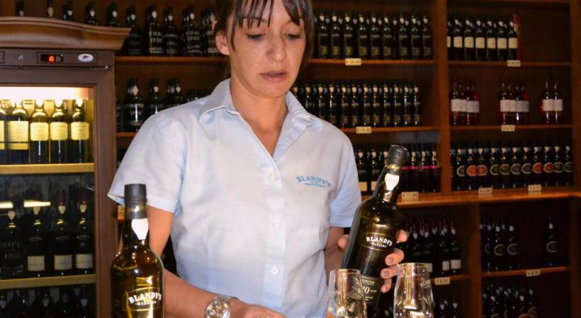 La nature sauvage qui invite à marcher sur les sentiers qui longent les levadas, des petits canaux d’irrigation typiques. OFFICE DU TOURISME MADÈRE Piscine naturelle à Porto Moniz. OFFICE DU TOURISME MADÉRE La rue Santa Maria à Funchal est célèbre pour ses portes peintes. FLORENT SOLAISE 