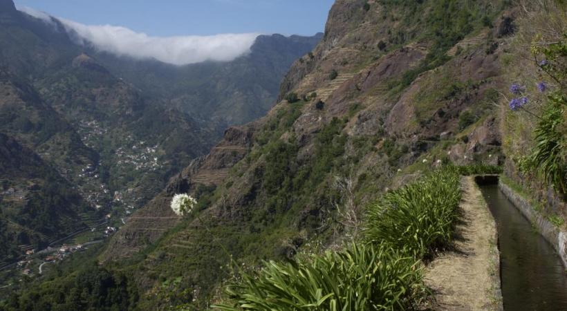 La nature sauvage qui invite à marcher sur les sentiers qui longent les levadas, des petits canaux d’irrigation typiques. OFFICE DU TOURISME MADÈRE Piscine naturelle à Porto Moniz. OFFICE DU TOURISME MADÉRE La rue Santa Maria à Funchal est célèbre pour ses portes peintes. FLORENT SOLAISE 