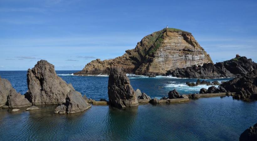 La nature sauvage qui invite à marcher sur les sentiers qui longent les levadas, des petits canaux d’irrigation typiques. OFFICE DU TOURISME MADÈRE Piscine naturelle à Porto Moniz. OFFICE DU TOURISME MADÉRE La rue Santa Maria à Funchal est célèbre pour ses portes peintes. FLORENT SOLAISE 
