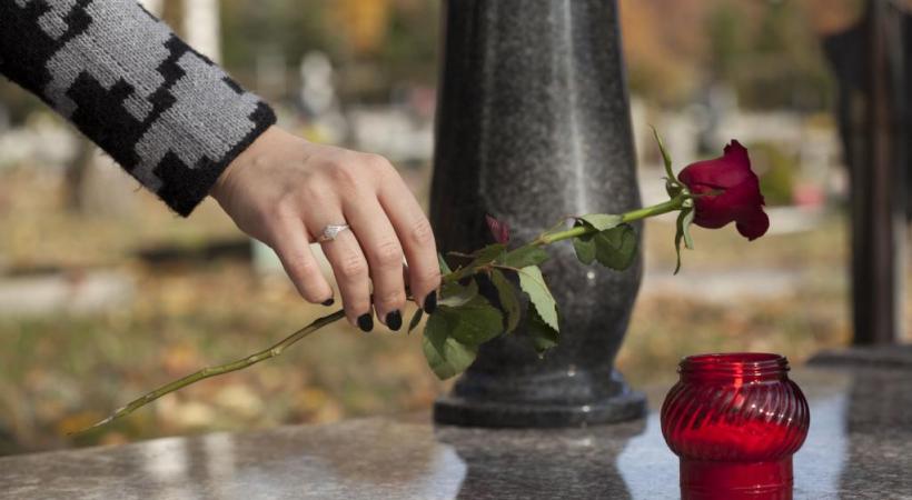 Une cérémonie en hommage aux proches disparus durant le pic de l’épidémie du printemps dernier. 123RF/KATARZYNA BIAłASIEWICZ 