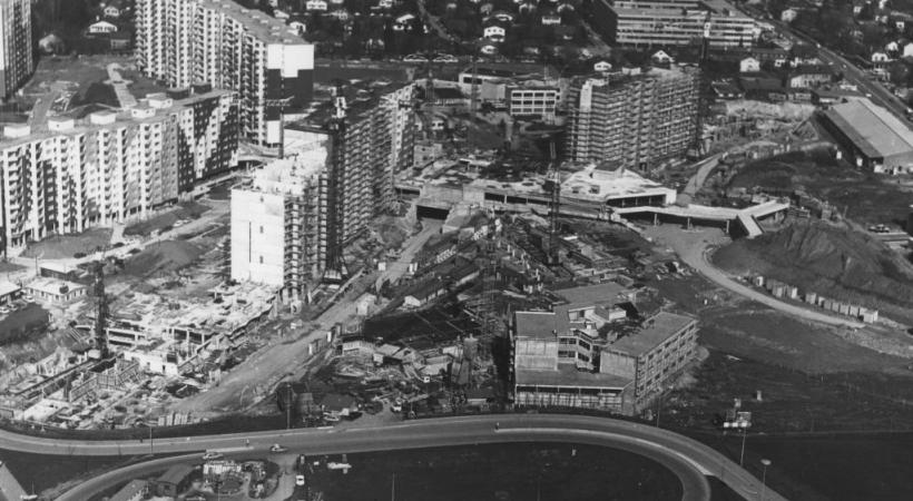 La cité, située sur la commune de Vernier, a été construite de 1973 à 1977. VILLE DE VERNIER