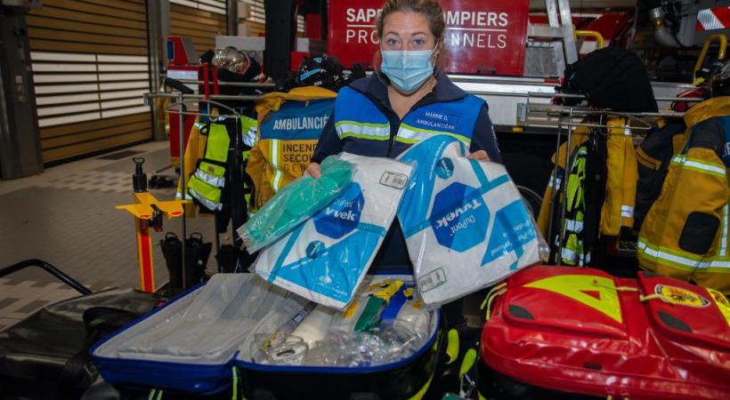 La sapeuse ambulancière Marine Dubuis nous dévoile le matériel  pour la prise en charge  d’un patient positif au Covid-19. La pochette «C43» contient le kit de première nécessité. 
