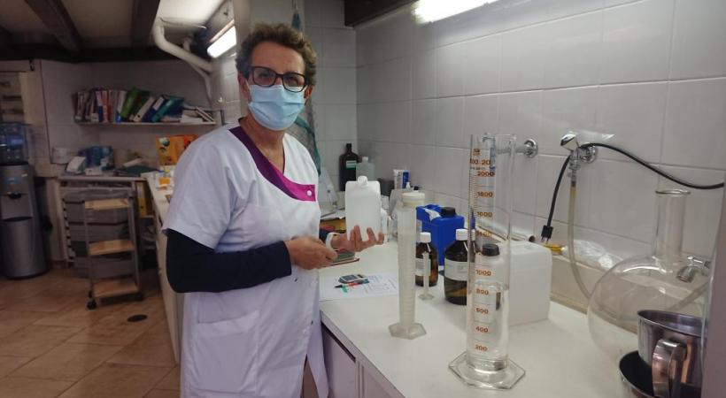 A la pharmacie de la place du Cirque, Marie-Claude Graifemberg produit une solution hydroalcoolique en suivant la recette de l’OMS. MP