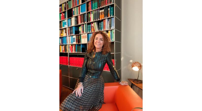 Aujourd’hui, les pères sont plus engagés dès la naissance de l’enfant. En médaillon l’avocate Anne Reiser. 123RF/MP