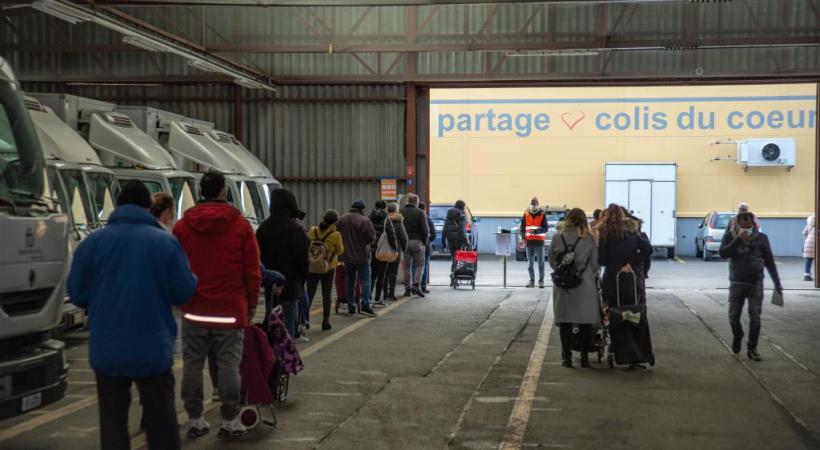 Les bénéficiaires ont augmenté par rapport au printemps, mais, avec quatre sites de distribution, ils patientent moins longtemps. STéPHANE CHOLLET