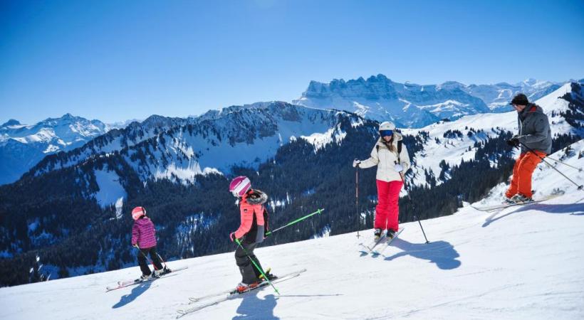 On peut s’éclater en famille sur les 600 km de pistes balisées du vaste domaine. THURIA