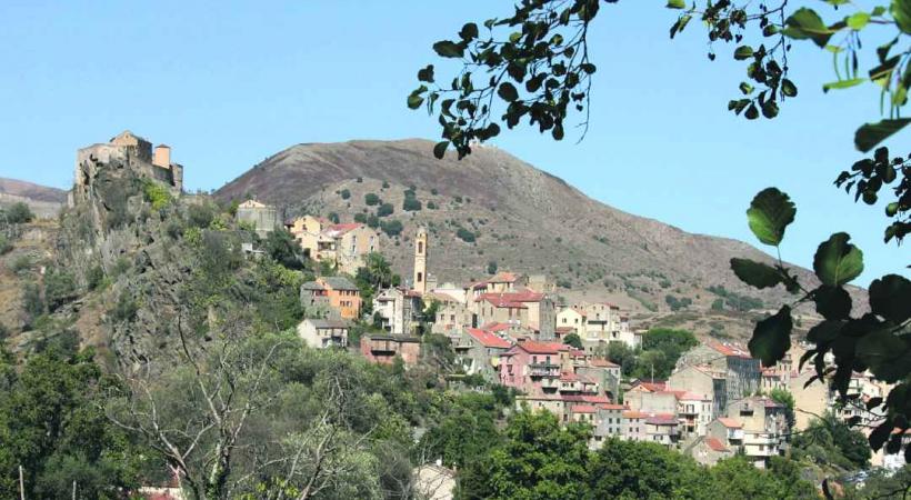 Des petits villages agrippés au maquis. 