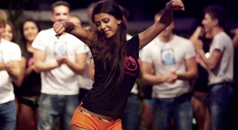 Souffle et déhanchement oriental pour Houda Memlouk.